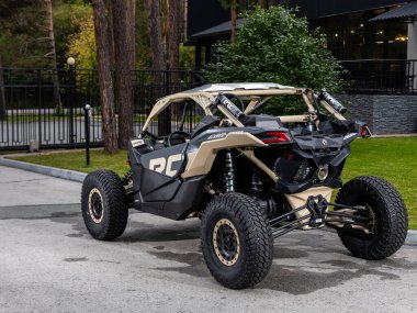 Novosibirsk, Rusya - 11 Eylül 2023: Siyah yeni ATV Can-Am Maverick, sıcak bir yaz gününde off-road için ön görüş