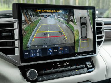 Novosibirsk, Rusya - 11 Eylül 2023: Toyota Sequoia, Monitörlü ters kamera, düğmeler - modern arabanın detayları ve kontrolleri.
