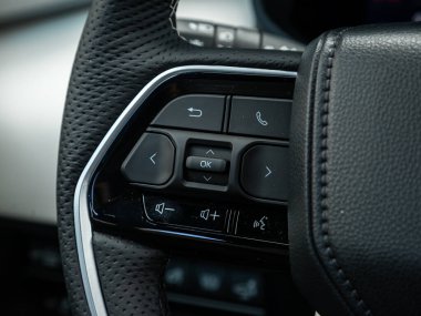 Novosibirsk, Rusya - 11 Eylül 2023: Toyota Sequoia, direksiyon, Müzik, Kontrol Sistemi Fonksiyonu ve arabadaki sesli telefon. modern araba iç mimarisi