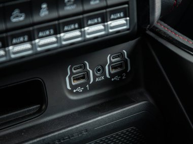 Novosibirsk, Rusya - 11 Eylül 2023: Dodge Ram Trx, araç panelinde iki USB port