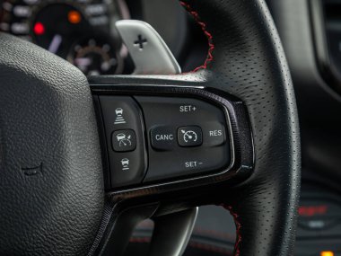 Novosibirsk, Rusya - 11 Eylül 2023: Dodge Ram Trx, direksiyon, müzik, kontrol sistemi ve arabadaki sesli telefon. modern araba iç mimarisi