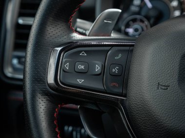 Novosibirsk, Rusya - 11 Eylül 2023: Dodge Ram Trx, direksiyon, müzik, kontrol sistemi ve arabadaki sesli telefon. modern araba iç mimarisi