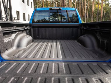 Novosibirsk, Rusya - 11 Eylül 2023: Dodge Ram Trx, Temiz, mavi arabanın bagajını aç