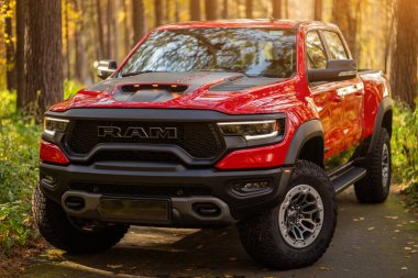 Novosibirsk, Rusya - Ekim 06, 2023: Kırmızı Dodge Ram Trx, yan görüş. Parktan bir araba al.