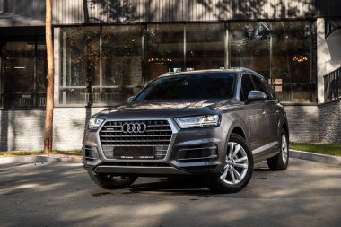 Novosibirsk, Rusya - 11 Ekim 2023: Gri Audi Q7 kente park edilmiş, yan görüş