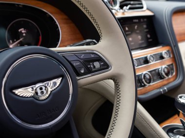 Novosibirsk, Rusya - 03 Kasım 2023: Bentley Bentayga, direksiyon, Müzik, Kontrol Sistemi ve arabadaki sesli telefon. modern araba iç mimarisi