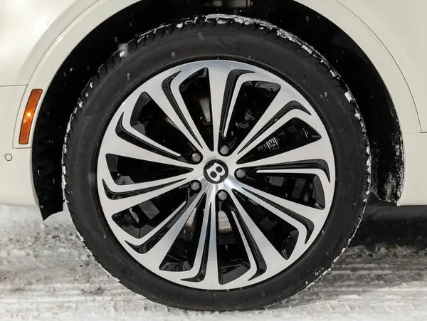 Nowosibirsk Russland November 2023 Bentley Bentayga Autorad Mit Leichtmetallfelge Und — Stockfoto