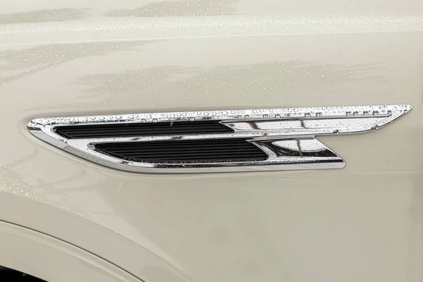Novosibirsk Rusland November 2023 Witte Bentley Bentayga Chroom Detail Een — Stockfoto