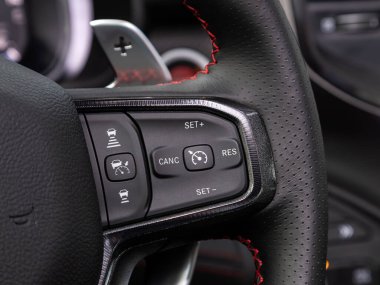 Novosibirsk, Rusya - 10 Kasım 2023: siyah Dodge Ram Trx, fonksiyon düğmeli araba direksiyonuna yaklaş