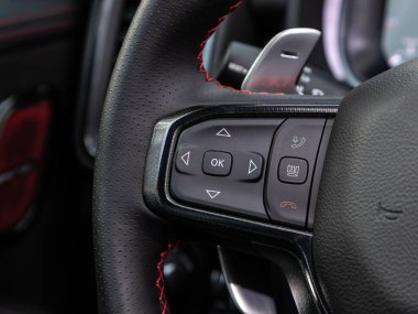 Novosibirsk, Rusya - 10 Kasım 2023: siyah Dodge Ram Trx, fonksiyon düğmeli araba direksiyonuna yaklaş