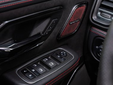 Novosibirsk, Rusya - 10 Kasım 2023: siyah Dodge Ram Trx, yan kapı düğmeleri: pencere, ayna ayarlama düğmeleri, kapı kilidi. Araba içeride.