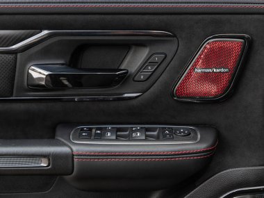 Novosibirsk, Rusya - 10 Kasım 2023: siyah Dodge Ram Trx, yan kapı düğmeleri: pencere, ayna ayarlama düğmeleri, kapı kilidi. Araba içeride.
