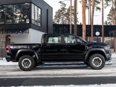 Novosibirsk, Rusya - 10 Kasım 2023: Siyah Dodge Ram Trx, kamyonet kente park edilmiş, yan görüş