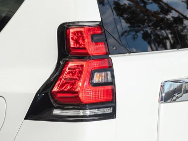 Novosibirsk, Rusya - 10 Kasım 2023: Beyaz Toyota arazi kruvazörü Prado, LED stop lambası modern geçiş arabalarından birinin detaylarını kapat. Harici ayrıntılı otomobil.