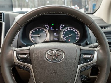 Novosibirsk, Rusya - 10 Kasım 2023: Beyaz Toyota Land Cruiser Prado, araba içi - direksiyon, vites kolu ve gösterge paneli, iklim kontrolü, hız göstergesi, ekran. Yeni bir stil mekanı.