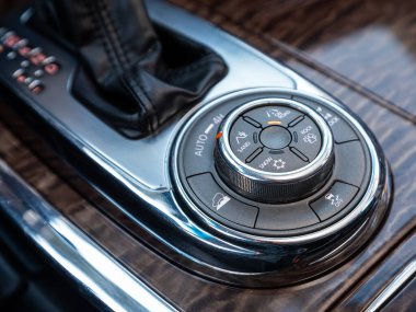 Novosibirsk, Rusya - 10 Kasım 2023: beyaz Nissan Devriyesi, off-road, park freni, oto tutma düğmeleri. modern araba iç mimarisi 