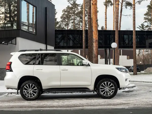 Novosibirsk, Rusya - 10 Kasım 2023: beyaz Toyota Land Cruiser Prado, yan görüş. Otoparkta popüler bir SUV.   