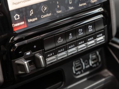 Novosibirsk, Rusya - 10 Kasım 2023: Dodge Ram Trx, audio aux ve diğer düğmeler. araba içi ayrıntıları.