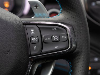 Novosibirsk, Rusya - 10 Kasım 2023: Dodge Ram Trx, direksiyon, müzik, kontrol sistemi ve arabadaki sesli telefon. modern araba iç mimarisi