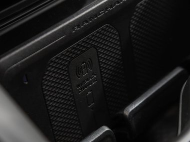 Novosibirsk, Rusya - 10 Kasım 2023: Dodge Ram Trx, kablosuz araba şarj aleti