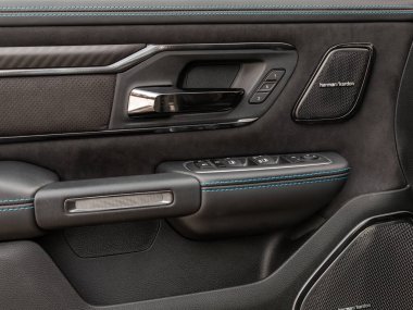 Novosibirsk, Rusya - 10 Kasım 2023: Dodge Ram Trx, yan kapı düğmeleri: pencere ayarlama düğmeleri, kapı kilidi.