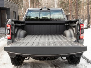 Novosibirsk, Rusya - 10 Kasım 2023: Dodge Ram Trx, bagajı açık bir arabanın arka görüntüsü. Modern bir ca 'nın dışı.