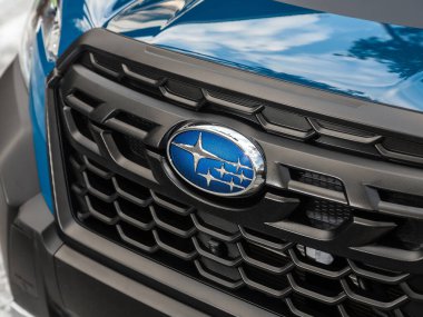 Novosibirsk, Rusya - 10 Kasım 2023: Subaru Forester, tamponun yakın çekimi, logo radyatör ızgarası, kaput. Modern bir arabanın fotoğrafı.