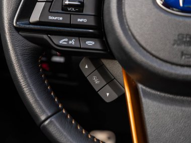 Novosibirsk, Rusya - 10 Kasım 2023: Subaru Forester, direksiyon, Müzik, Kontrol Sistemi ve arabadaki sesli telefon. modern araba iç mimarisi