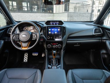 Novosibirsk, Rusya - 10 Kasım 2023: Subaru Forester, direksiyon, vites kolu ve gösterge paneli, iklim kontrolü, hız göstergesi, ekran. Yeni bir stil mekanı.