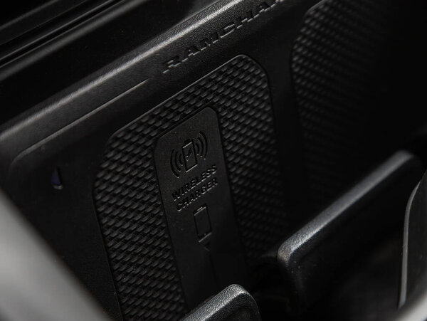 Новосибирск, Россия - 10 ноября 2023 года: Dodge Ram Trx, зарядное устройство для беспроводных автомобилей