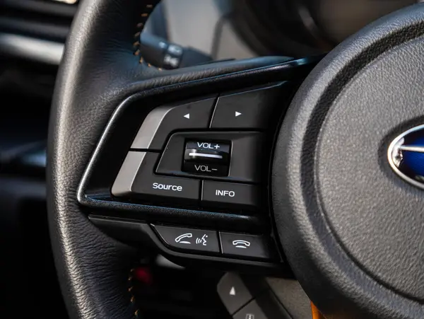 Novosibirsk, Rusya - 10 Kasım 2023: Subaru Forester, direksiyon, Müzik, Kontrol Sistemi ve arabadaki sesli telefon. modern araba iç mimarisi