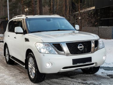 Novosibirsk, Rusya - 10 Kasım 2023: Beyaz Nissan Devriyesi, bir şehrin önü. Başka araba ve insan yok.. 