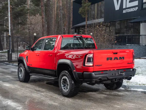 Novosibirsk Rusya Kasım 2023 Kırmızı Dodge Ram Trx Bir Şehrin — Stok fotoğraf