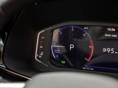 Novosibirsk, Rusya - 10 Kasım 2023: siyah Volkswagen Multivan, Araç paneli, dijital parlak hız göstergesi, kilometre sayacı ve diğer araç