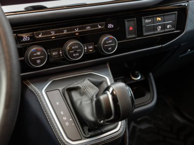 Novosibirsk, Rusya - 10 Kasım 2023: siyah Volkswagen Multivan, Manüel şanzıman kolu arabada