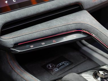 Novosibirsk, Rusya - 10 Kasım 2023: Zeekr 001, araç panelinde kırmızı alarm düğmeleri, ticari işaret yok