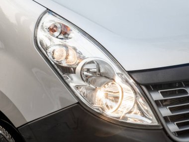 Novosibirsk, Rusya - 11 Eylül 2023: Renault Master, modern bir arabanın parlayan farları