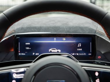 Novosibirsk, Rusya - 10 Kasım 2023: Zeekr 001, Araç paneli, dijital parlak hız göstergesi, kilometre sayacı ve diğer araçlar