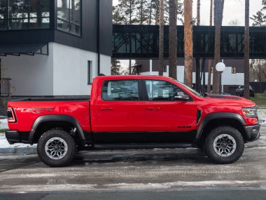 Novosibirsk, Rusya - 10 Kasım 2023: Kırmızı Dodge Ram Trx, kamyonet kente park edilmiş, yan görüş