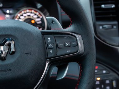 Novosibirsk, Rusya - 10 Kasım 2023: Dodge Ram Trx, fonksiyon düğmeleri olan araba direksiyonunu kapat