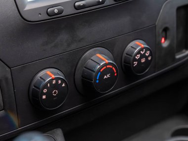 Novosibirsk, Rusya - 11 Eylül 2023: Renault Master, Buttons iklim kontrol panelindeki arabanın klimasını açtığı için