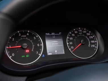 Novosibirsk, Rusya - 11 Eylül 2023: Renault Master, devir ve kilometreyle hız göstergesini kapatın