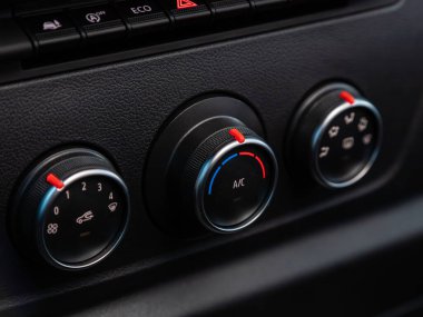 Novosibirsk, Rusya - 11 Eylül 2023: Renault Master, Buttons iklim kontrol panelindeki arabanın klimasını açtığı için