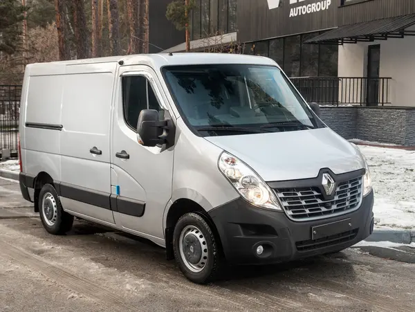 Novosibirsk, Rusya - 11 Eylül 2023: Beyaz Renault Master, bir şehrin parkı. Başka araba ve insan yok.. 