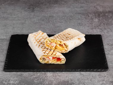 Shawarma lahanası, yengeç çubukları, taze sebzeler, krema sosu ve ahşap arka planda patates kızartması. Seçici odak