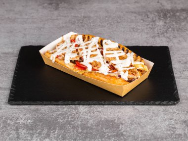 Tavuk, sos ve sebzeli ızgara sosisli. Taze sosisli. 