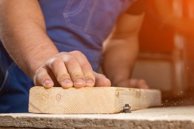 Genç bir adamken, profesyonel marangoz, atölyedeki ahşap masa üzerinde ahşap bir değirmen makinesine eşittir.
