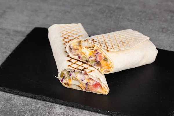 鸡肉沙瓦玛 烤肉包 生菜包白酱汁 土耳其多纳 克巴布在比塔面包上的配料 沙瓦马鸡 — 图库照片