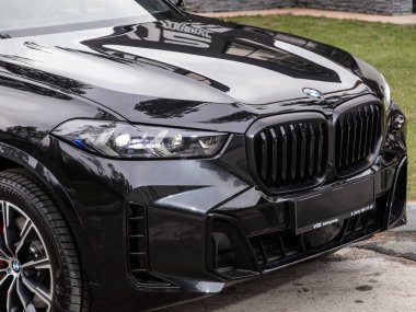 Novosibirsk, Rusya - 16 Kasım 2023: Siyah BMW X5, temiz ışıklı araba, tampon, sis lambası
