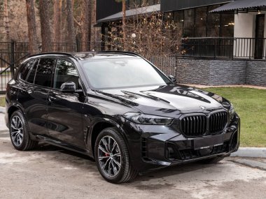 Novosibirsk, Rusya - 16 Kasım 2023: Siyah BMW X5, ön görüş. Park yerinde bir SUV arabası.  